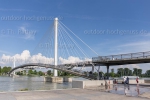 Die Passerelle des deux Rives zwischen Kehl und Straßburg Die Passerelle des deux Rives (deutsch Brücke der zwei Ufer) ist eine Fußgänger- und Radfahrerbrücke über den Rhein. Sie wurde von dem Pariser Architekten Marc Mimram als Herzstück der grenzüberschreitenden Landesgartenschau zwischen den Städten Straßburg und Kehl architektonisch entworfen.