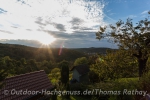 Wengerterhäuschen bei strahlender Sonne.