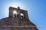 Auch am Tage beeindruckend - Glockenturm der Kirche