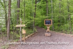 Wegweiser zum Biergarten und Kletterwald.