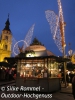 Kleine Pavillions auf dem Marktplatz bieten verschiedene Leckereien an.