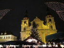 Eine der beiden Kirchen auf dem Marktplatz festlich illuminiert.