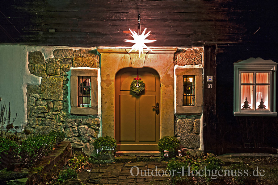 Die friedliche Abendstimmung in Waltersdorf wird durch die weihnachtliche Beleuchtung noch verstärkt.