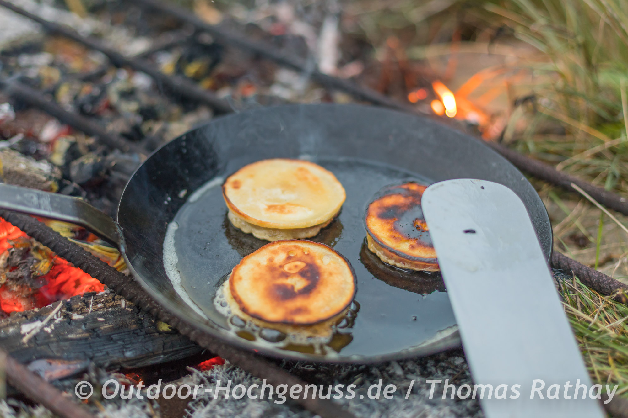 Apfelküchle im Bierteig auf dem Lagerfeuer gebacken - outdoor-hochgenuss.de