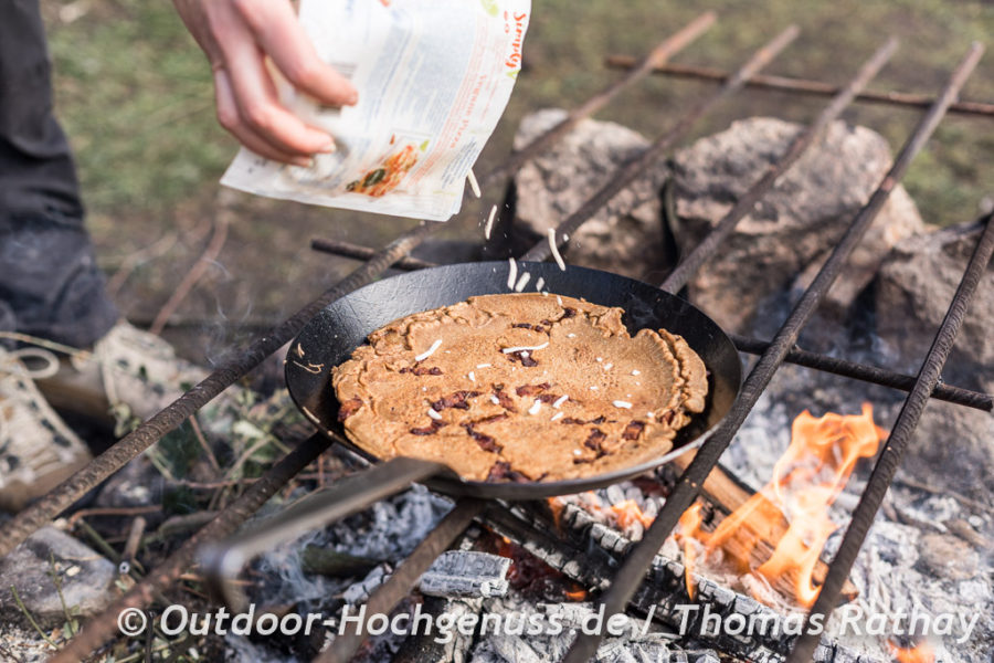 Draußen kochen und backen auf dem offenen Feuer. - outdoor-hochgenuss.de