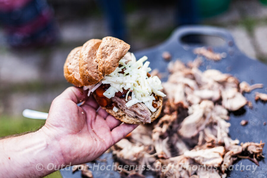 Schweineschulter mit Kirsch-Cola im Feuertopf zubereitet. - outdoor ...