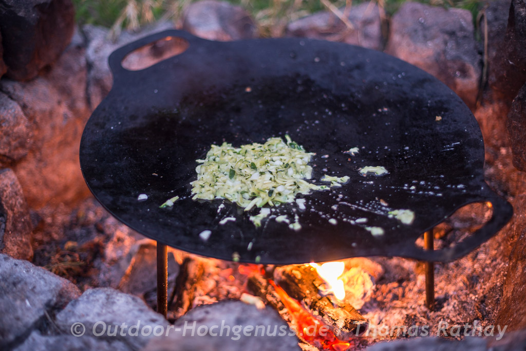 Kartoffel-Zucchini-Puffer auf der Feuerplatte