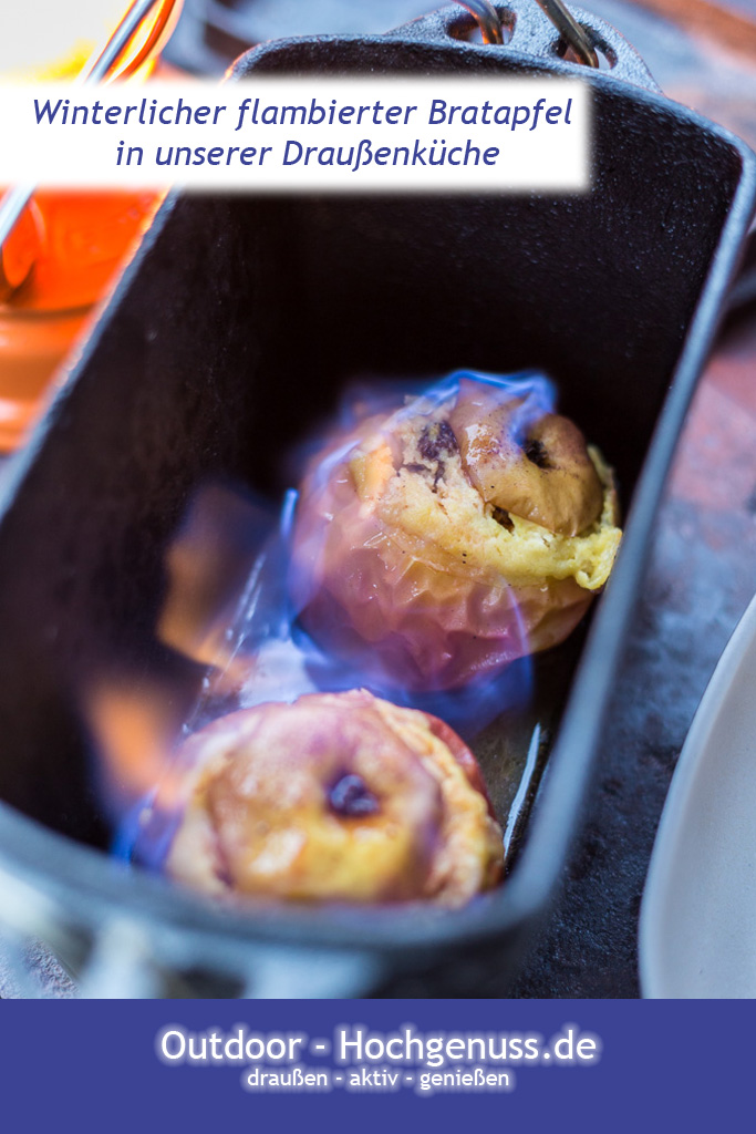 Winterlicher flambierter Bratapfel in der Draußenküche