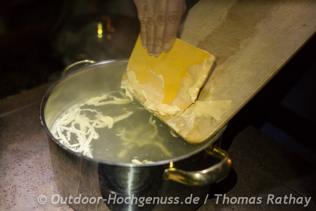 Glutenfreie, milchfreie Käsespätzle in der Draußenküche