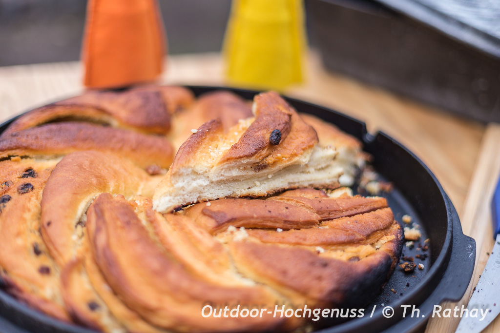 Osterkranz mit Eierlikör Marzipanfüllung im Dutch Oven gebacken