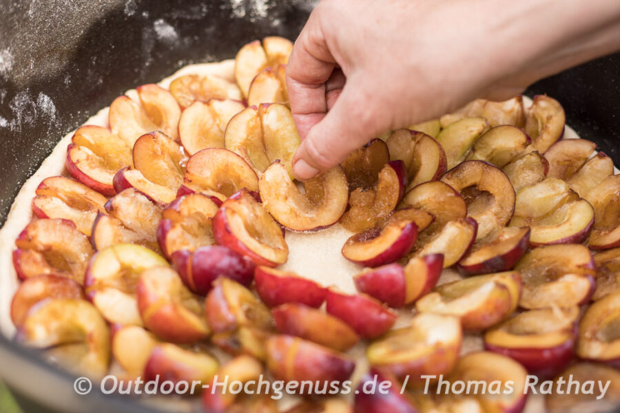 Saftiger Pflaumenkuchen auf Hefemürbeteig mit Streuseln im Dutch Oven ...