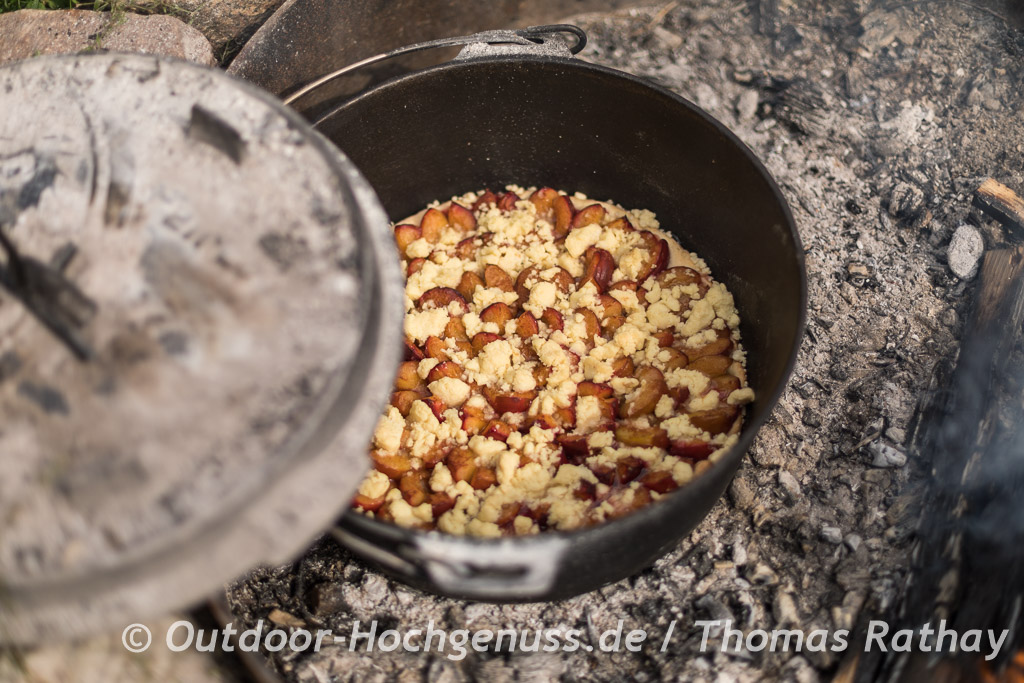 Outdoorcooking - Pflaumenkuchen im Dutch Oven gebacken