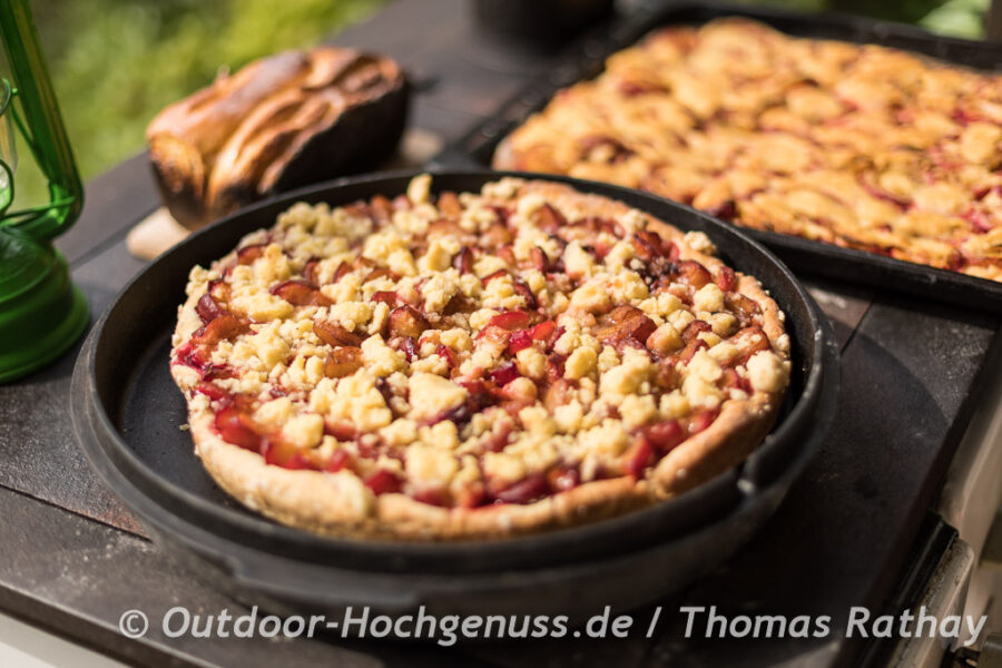 Saftiger Pflaumenkuchen auf Hefemürbeteig mit Streuseln im Dutch Oven ...