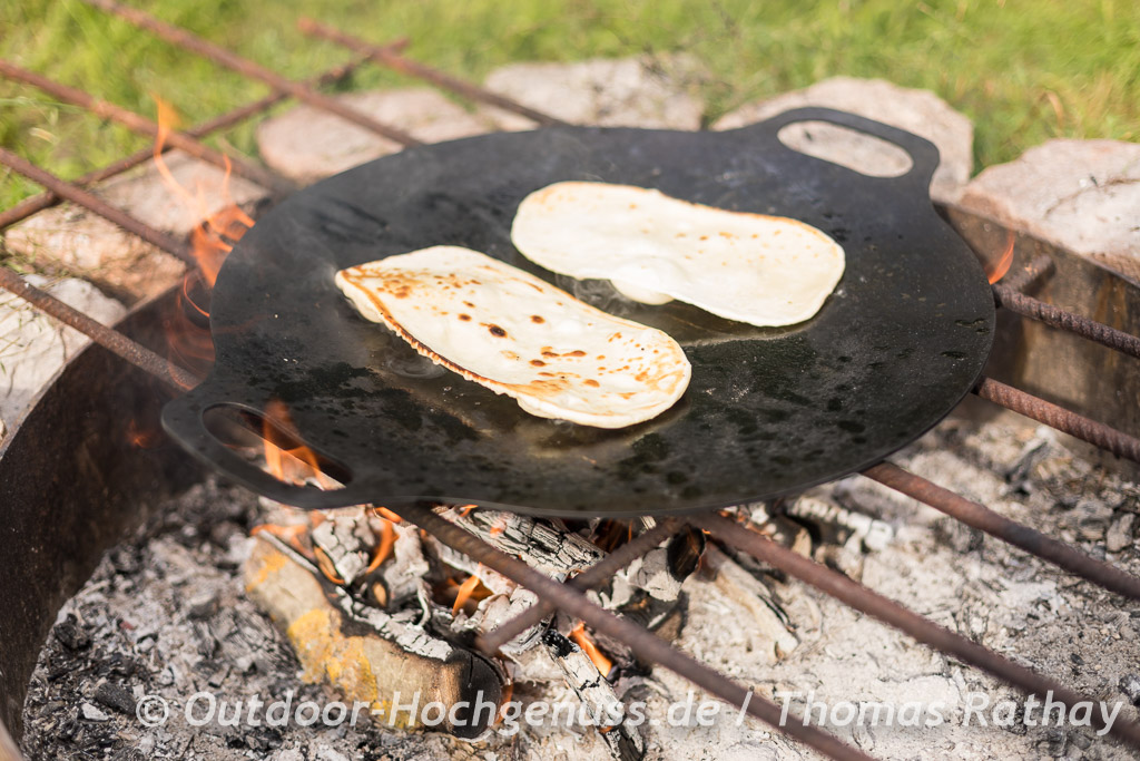 Outdoorcooking Tortillas auf dem Lagerfeuer gebacken outdoor