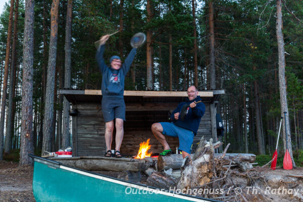 Spass und action am Lagerfeuer auf einer Insel in Schweden