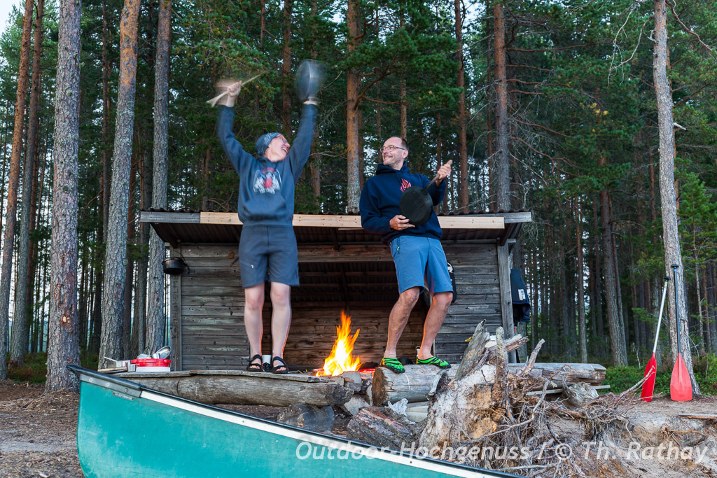 Spass und action am Lagerfeuer auf einer Insel in Schweden