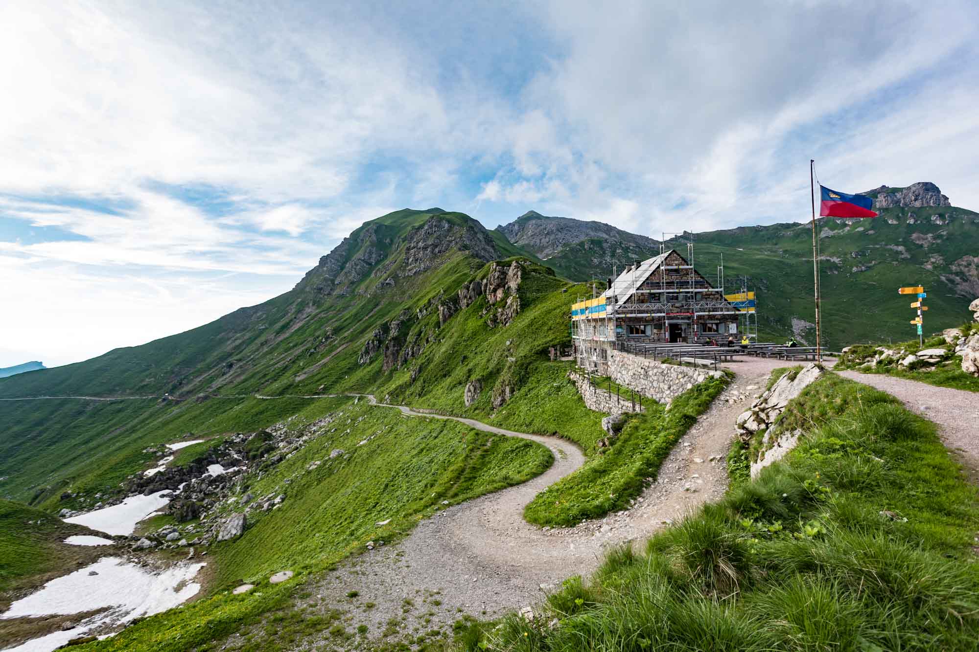 Blick auf die Pfälzer Hütte in den Liechtensteiner Alpen