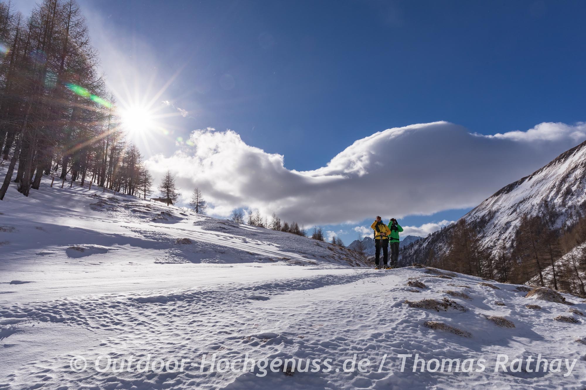 Sonnige Winterlandschaft mit Schneeschuhgehern im NP Hohe Tauern