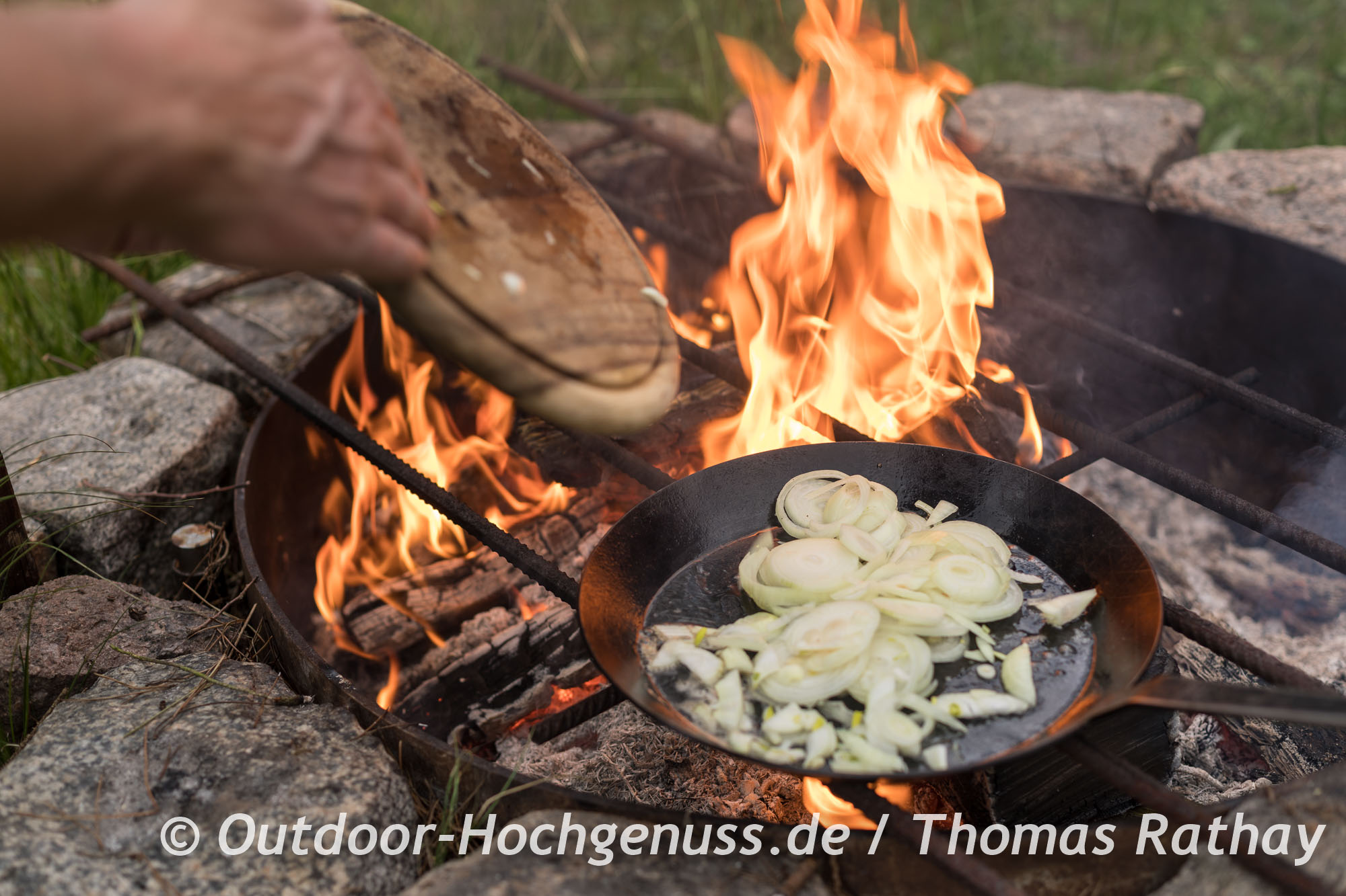 Zwiebeln werden auf dem Lagerfeuer gebraten