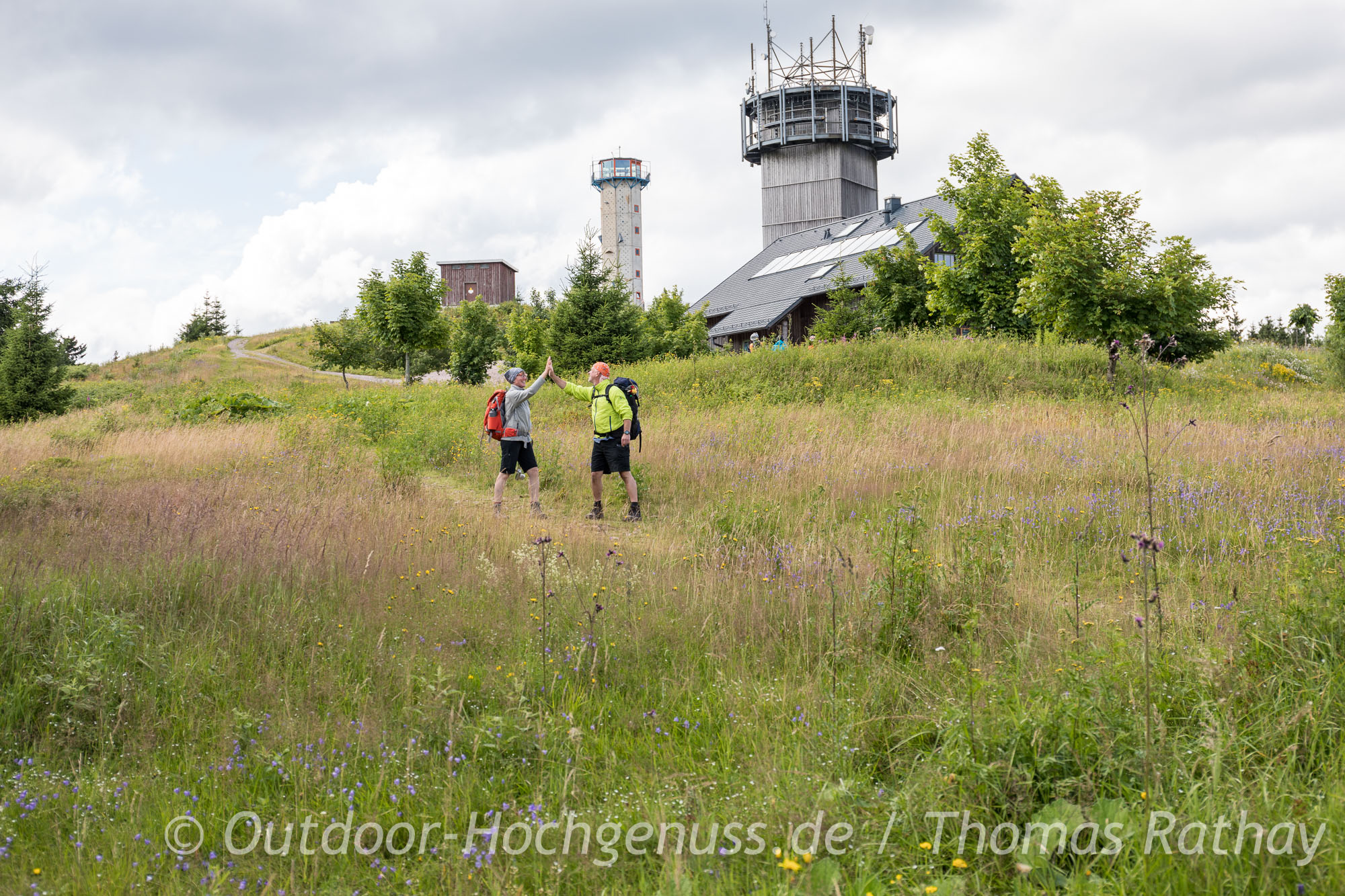 Zweitageswanderung auf dem Thüringer Gipfelwanderweg Wanderer auf dem Gipfelwanderweg im Thüringer Wald