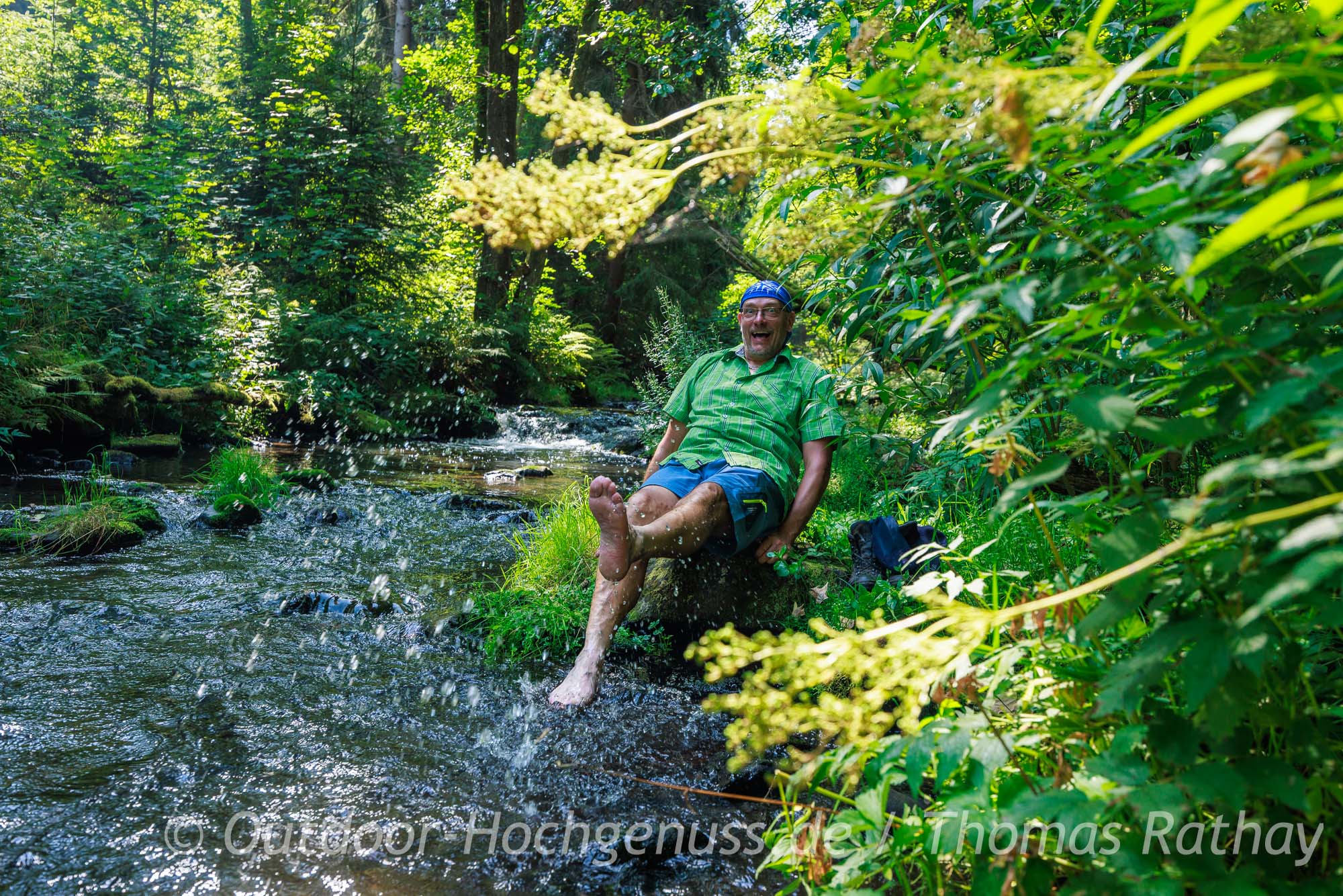 Erfrischung im Schwarzwasserbach – Bachlauf im Preßnitztal am Kammweg Erfrischung im Schwarzwasserbach