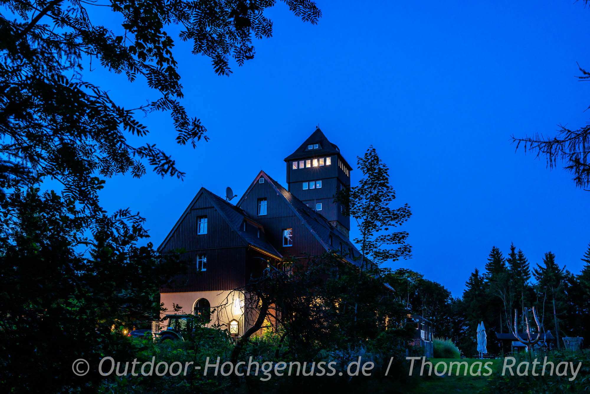 Berghotel Bärenstein im Abendlicht – späte Ankunft nach der Kammweg-Etappe Berghotel Bärenstein im Abendlicht