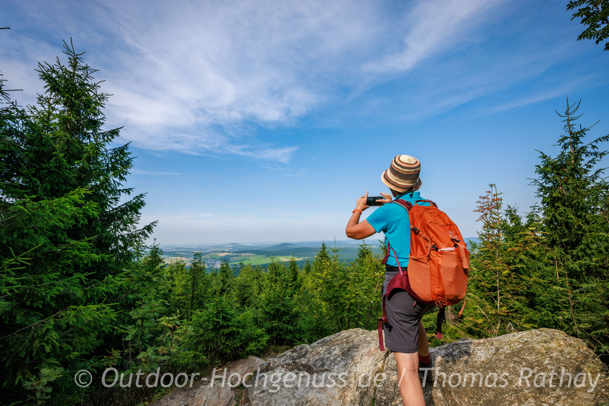 Aussicht vom Amtssteigfelsen beim Aufstieg zum Fichtelberg auf dem Kammweg Aussicht vom Amtssteigfelsen