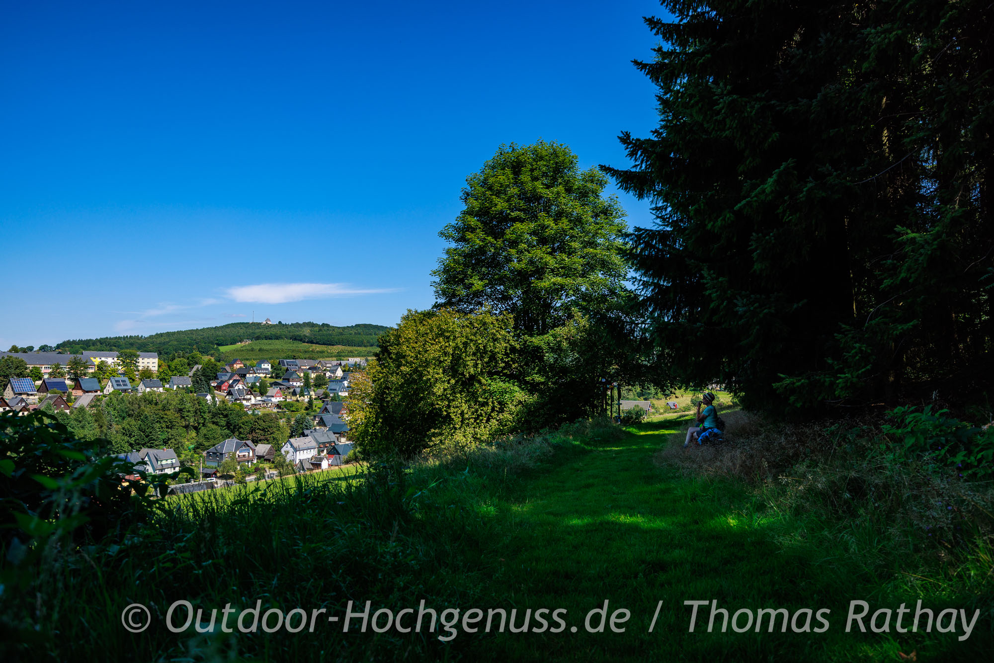 Picknickpause über Seiffen auf dem Kammweg Erzgebirge während der ersten Wanderetappe Sommerliche Wanderung auf dem Kammweg im Erzgebirge