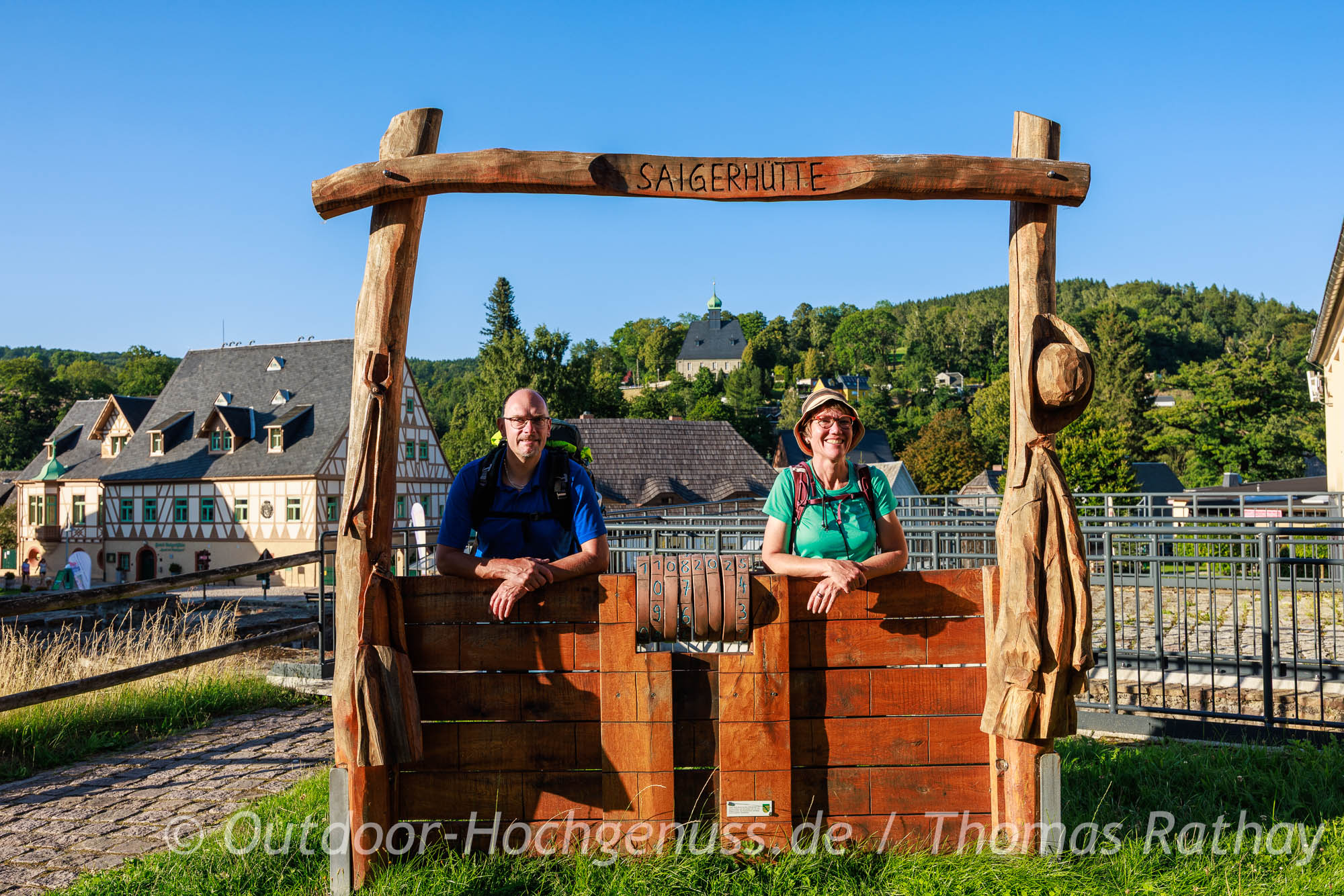 Fotopoint an der historischen Saigerhütte am Fernwanderweg Kammweg Erzgebirge Sommerliche Wanderung auf dem Kammweg im Erzgebirge