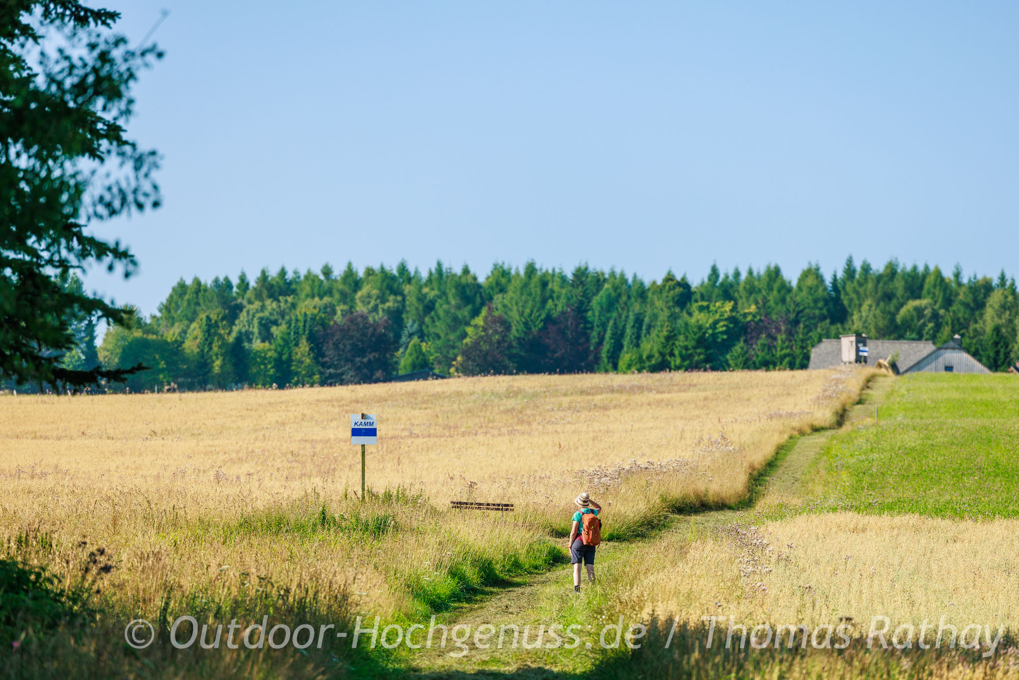 Gut ausgeschildert: Wegmarkierung auf dem Kammweg im Erzgebirge Wanderung auf dem Kammweg im Erzgebirge