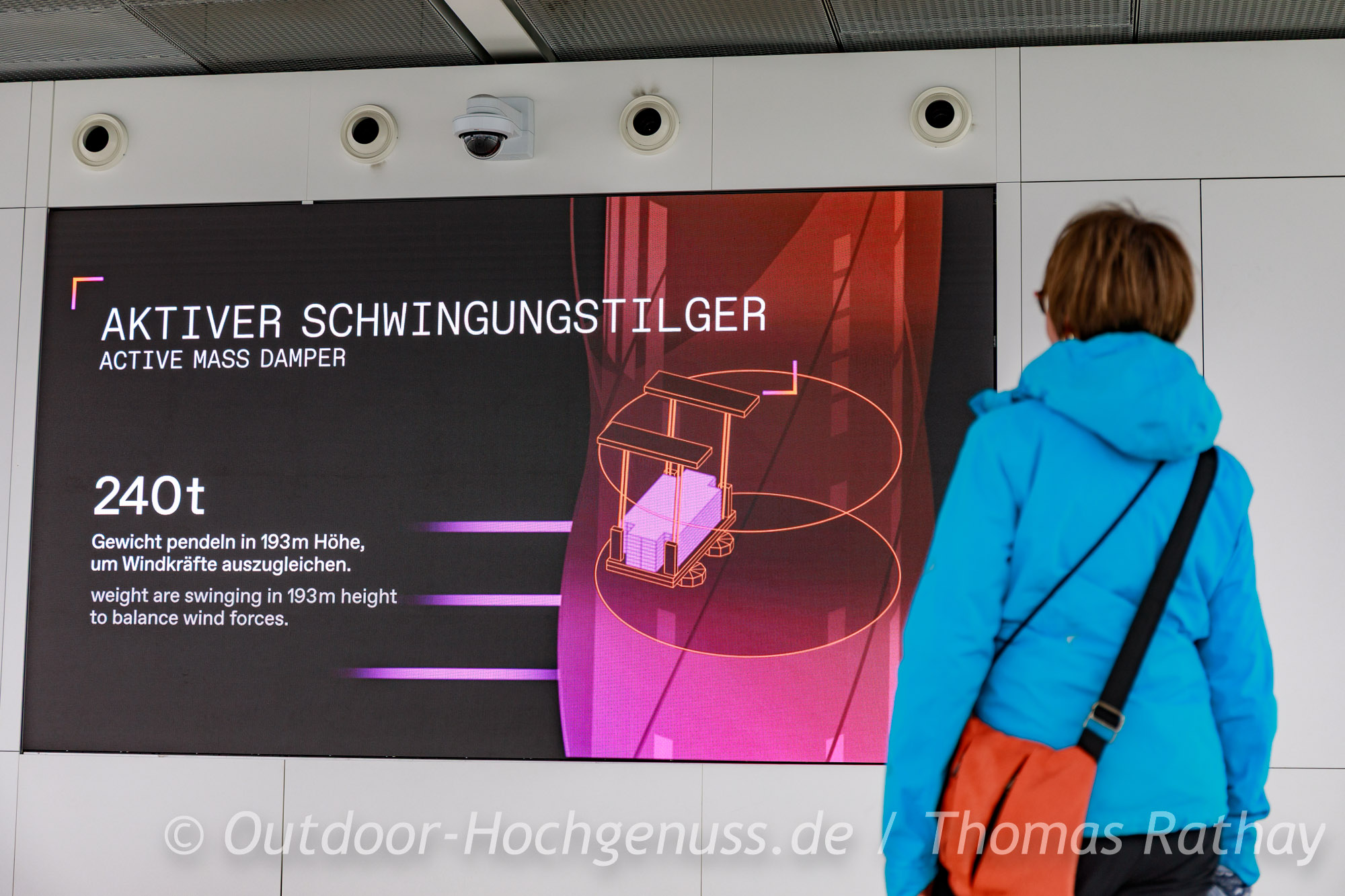 Die Radtour "Burgen am oberen Neckar" führt direkt am TKE Testturm vorbei. Informationen gibt es oben auf der Besucherplattform