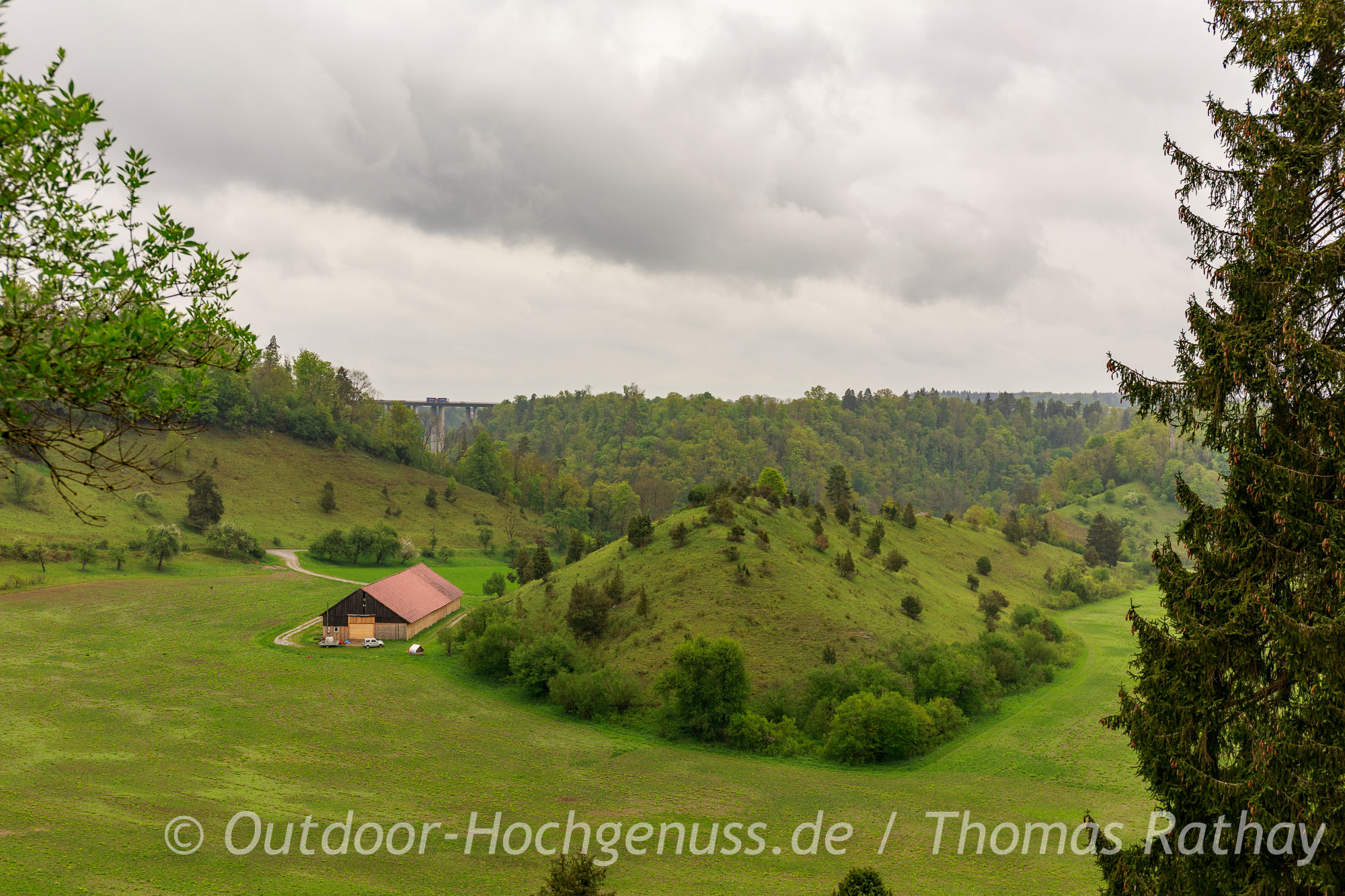 Umlaufberg und Autobahnbrücke auf der Radtour "Burgen am oberen Neckar" im Rad- und WanderParadies Schwarzwald und Alb