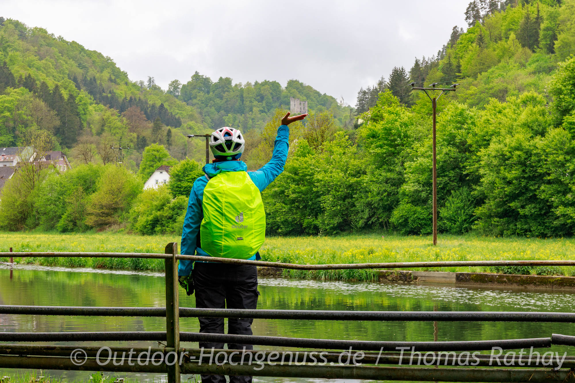 Rad- und WanderParadies Schwarzwald und Alb: Radlerin mit Helm im Grünen auf dem Radweg "Burgen am oberen Neckar"