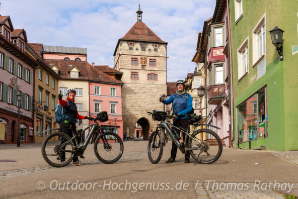 Zwei Radler stehen in Rottweil auf dem Marktplatz