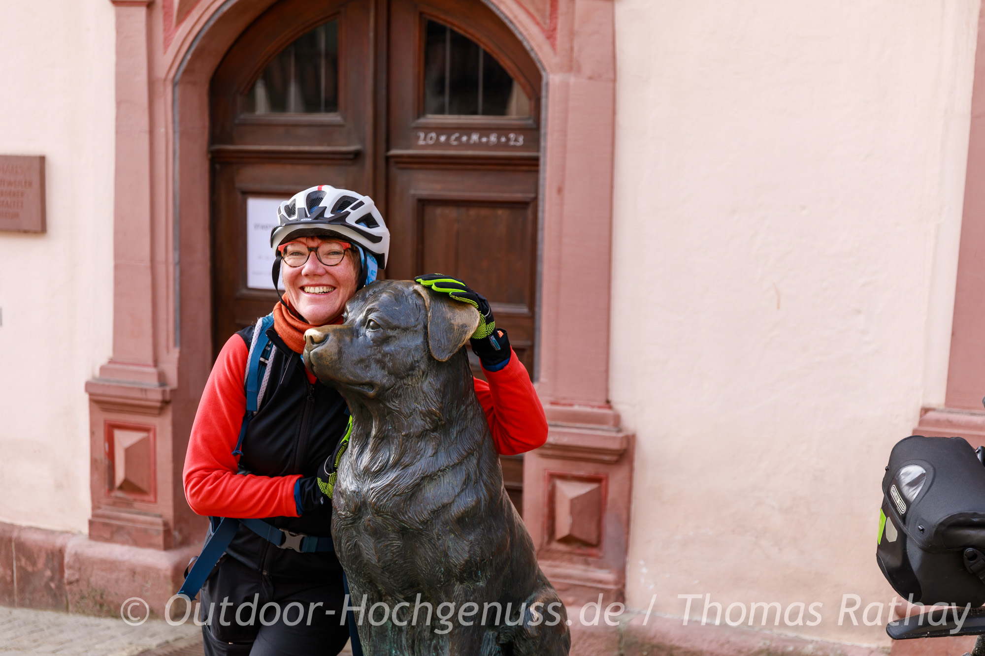 Radlerin mit Rottweiler Skulptur