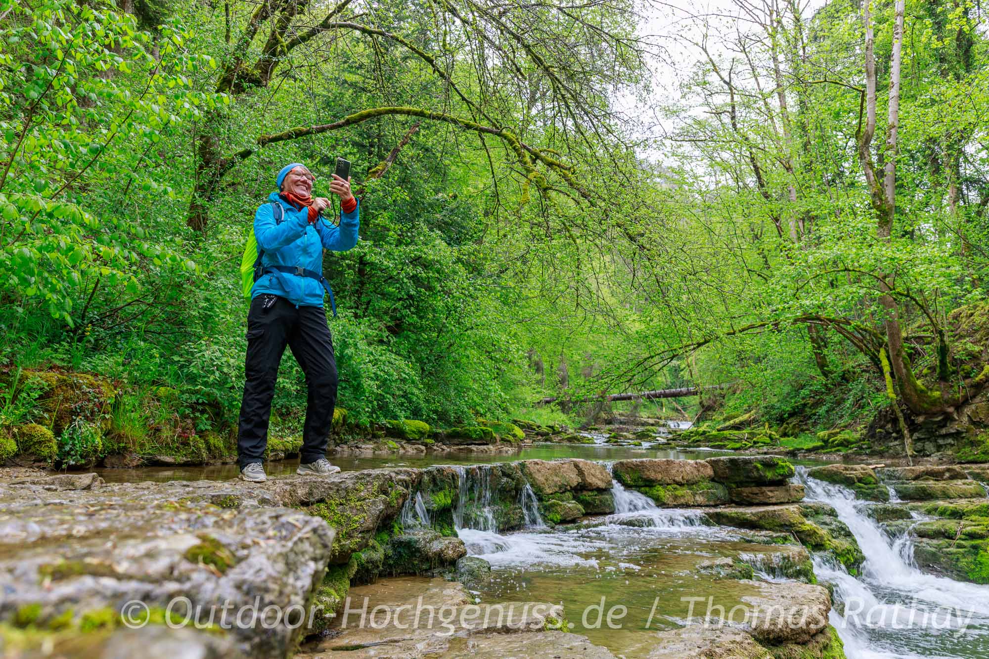 Auf der Radtour "Burgen am oberen Neckar" im Rad- und WanderParadies Schwarzwald und Alb, kann man Radfahren und Wandern gut kombinieren. Wanderin macht ein Foto in der Schlichemklamm.