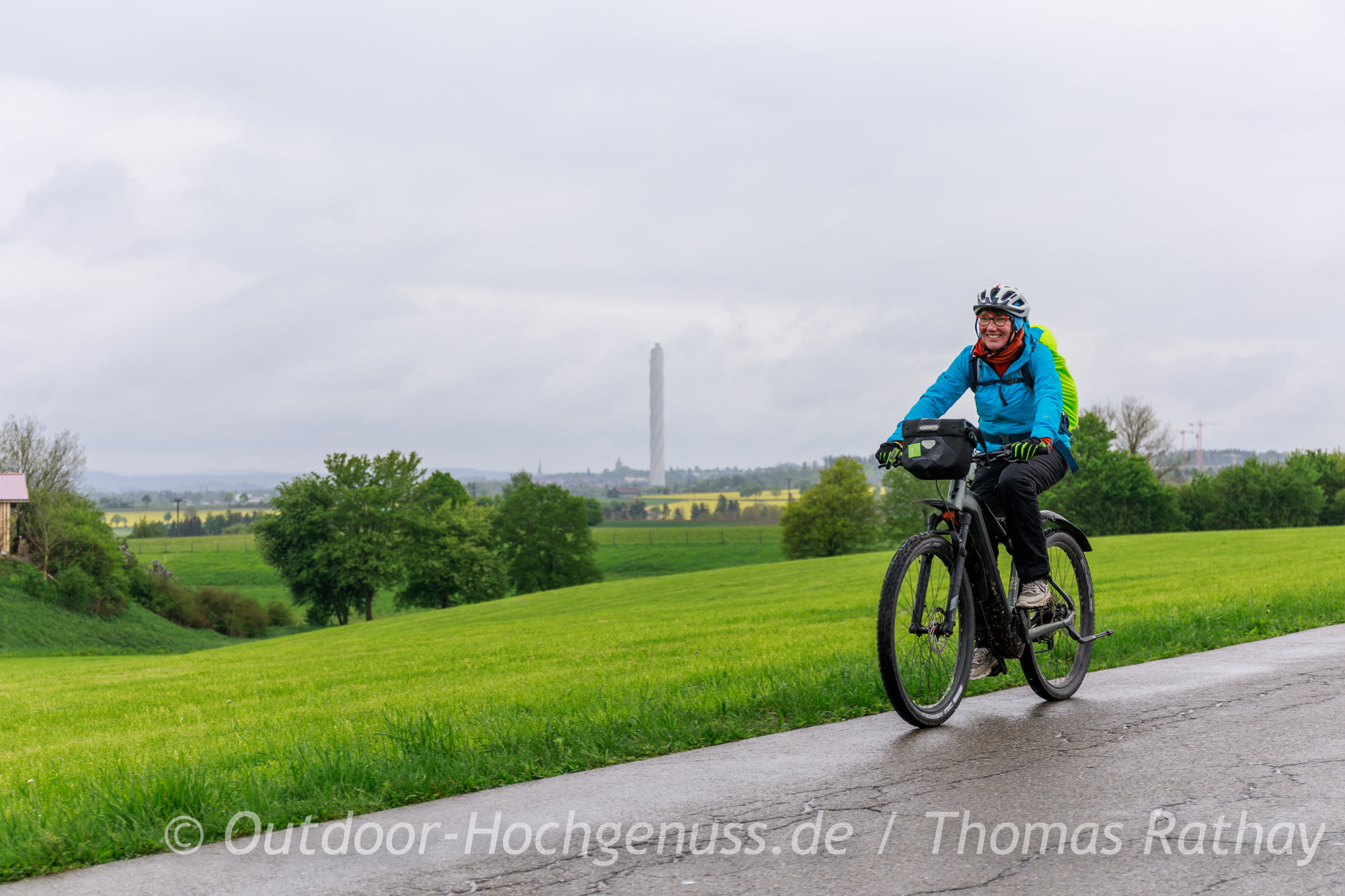 Radfahrerin vor dem TK-Elevator-Testturm unterwegs im  Rad- und WanderParadies Schwarzwald und Alb auf der Tour "Burgen am oberen Neckar".