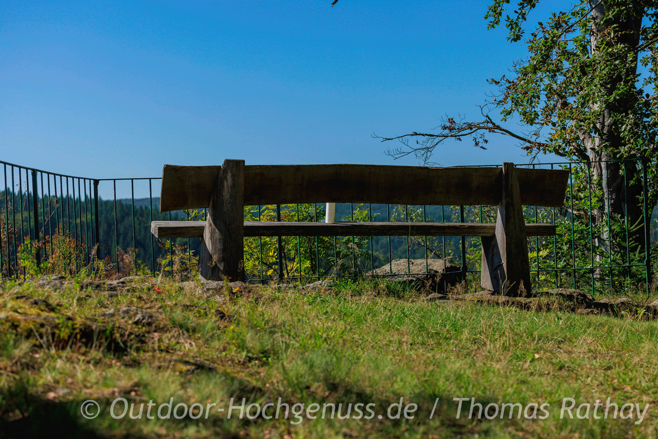 Aktivpause am Stößerfelsen mit Aussicht auf dem Kammweg Sachsen Wandern auf dem Kammweg