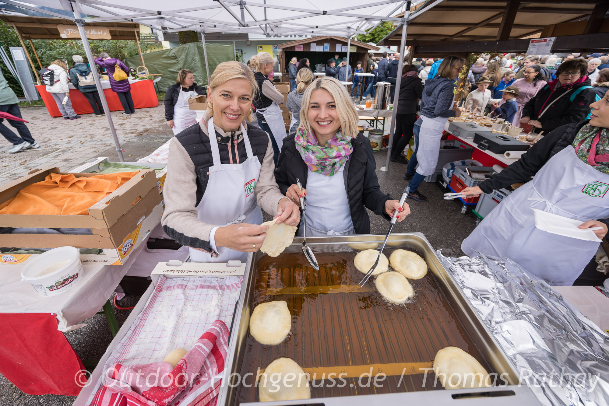 Kiachl baden in heißem Fett