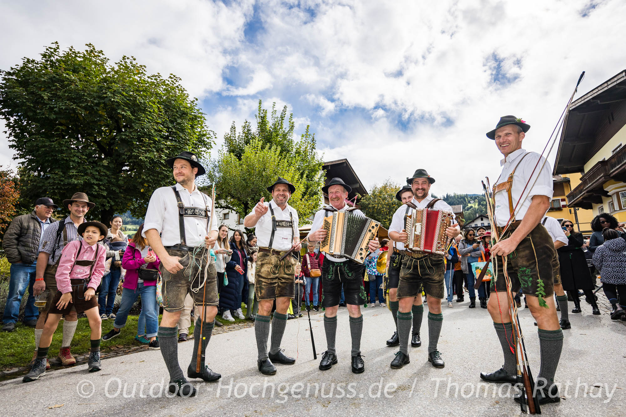 Musikanten und Goaslschnalzer mit Peitschen