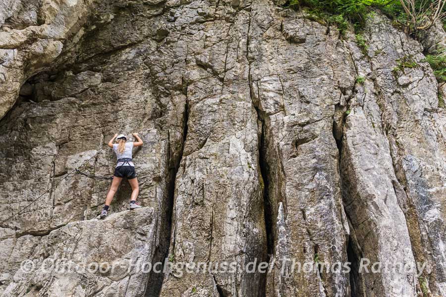 Eng entlang an den dicken Felsbäuchen führt der Klettersteig.