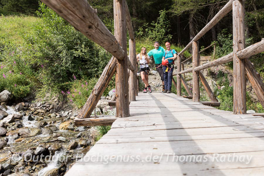 Wer die Holzbrücke unten am Röbibach findet, ist auf dem richtigen Weg zum Klettersteig.