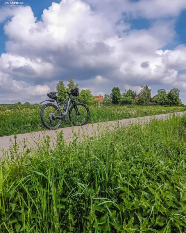 Unsere vorerst letzte Radtour in dieser wirklich vielfältigen Region in den Landkreisen #Rottweil und #SchwarzwaldBaar. Unterwegs auf 34 Kilometern gibt es z.B. die schöne Altstadt in Villingen zu entdecken. Man genießt den Blick auf die "Blaue Mauer" der Schwäbischen Alb und den modernen Aufzugstest-Turm und erkundet den Höfe- und Mühlenweg  Gut erhalten ist die Ruine Waldau in deren Innerem eine Wendeltreppe mehr als 100 Stufen hinauf führt. Zum Abschluss geht es durch das Groppertal. Ganz schön viel Vielfalt auf der  #VillingenRoute!

#outdoorhochgenuss
#outdoorjournalisten
#quellenland 
#schwarzwald
#instaoutdoor
#instanature
#visitblackforest
#blackforest
#foretnoir
#schwarzwaldhof
#radwanderparadies
#RadundWanderparadies
#villingenschwarzwald

"Bezahlte Blogkooperation.